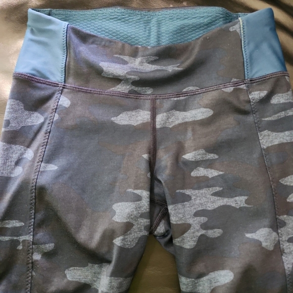 Lululemon Clip In Crops Lotus CamoOil Slick Blue/ Alberta Lake.  Size 4. - Picture 7 of 12